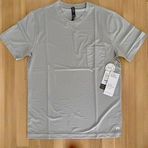 Vuori NWT Men’s Tradewind Performance Tee in light gray Size M